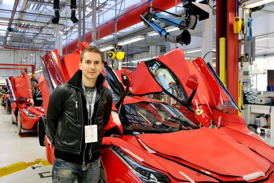 Jorge Lorenzo ha visitato la Ferrari come ospite speciale. Inutile dire che le rosse hanno subito suscitato su di lui un discreto fascino 